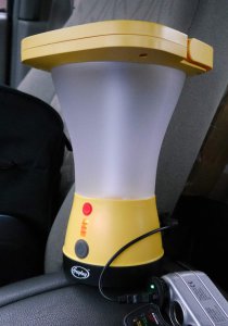 Lampka Freeplay Radiance podczas ładowania z samochodowej zapalniczki wyposażonej w gniazdo USB.