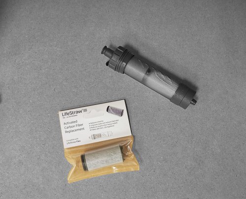 Wymienny wkład węglowy do filtra LifeStraw Flex. Na zdjęciu obok przedstawiony jest wkład słomkowy do tego filtra, który można kupić osobno.