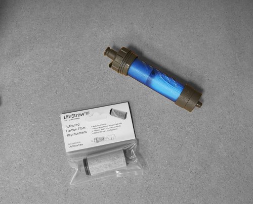 Wymienny filtr słomkowy do zestawu LifeStraw Flex. Na zdjęciu obok widoczny jest również wkład węglowy, który także można kupić osobno.