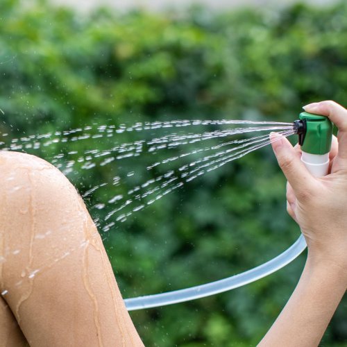 Słuchawka prysznicowa z zaworem samozamykającym (zielonym).