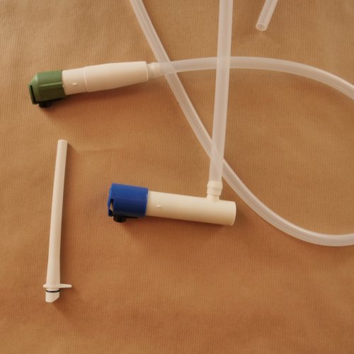 Kran kempingowy z zaworem długopisowym (niebieskim) oraz słuchawka prysznicowa z zaworem samozamykającym (zielonym). Dodatkowa długa dysza z 5 otworkami.