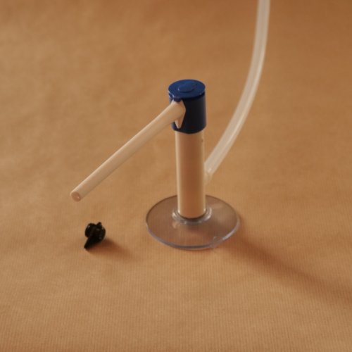 Kran kempingowy z zamontowaną długą dyszą i przyssawką. W tym trybie świetnie nadaje się do zamocowania do blatu przy zlewie.