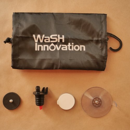 Akcesoria, które dołączamy w zestawie. U góry rękaw do umieszczenia butelki PET. Na dole, od lewej: magnes neodymowy z gwintem do kranu, adapter do butelki z zaworem napowietrzającym, blaszka z taśmą dwustronnie klejącą, przyssawka z gwintem.