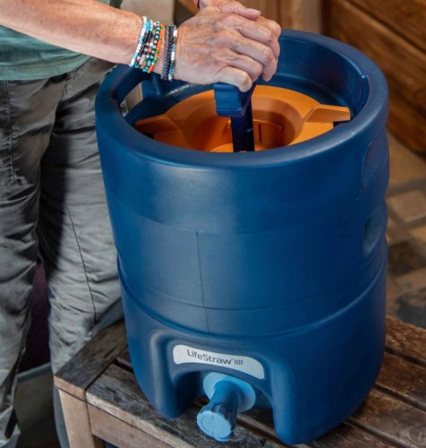 Pompowanie powietrza do filtra LifeStraw Escape za pomocą wbudowanej pompki. (3)