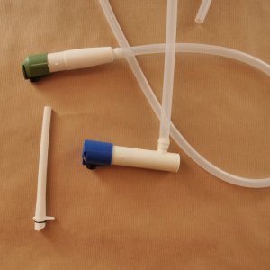 Kran kempingowy z zaworem długopisowym (niebieskim) oraz słuchawka prysznicowa z zaworem samozamykającym (zielonym). Dodatkowa długa dysza z 5 otworkami.